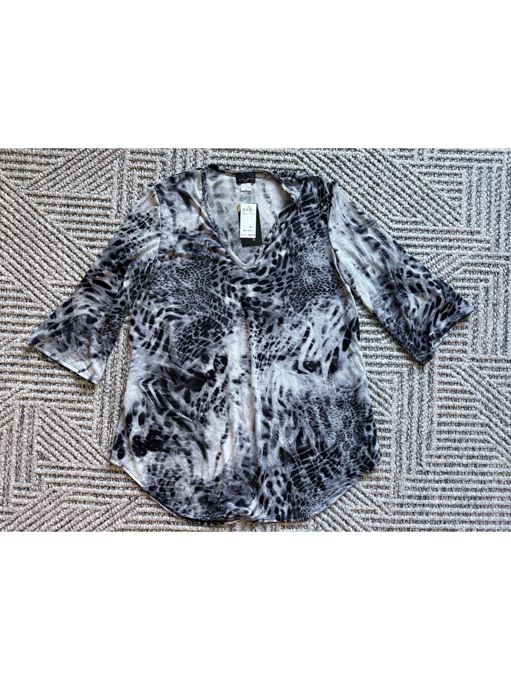 NWT Jordan Taylor black and white animal print V-neck top size XL